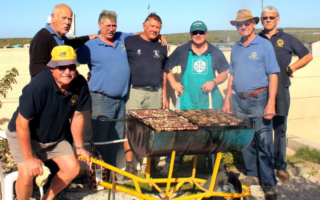 Die Lions-manne agter die braaivleisvuur